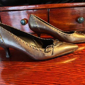 Stuart Weitzman Vintage Bronze Gold Metallic Bow Leather Kitten Heel Pumps Sz. 6